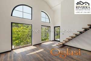 Elegantni trosobni stan na zadnjem spratu sa mezaninom i panoramskim pogledom na planine Herceg Novi Drenovik